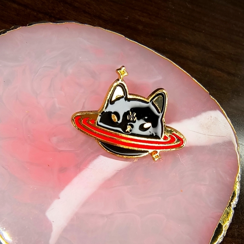 Women’s jewelry black and red unique fashion enamel cat pin